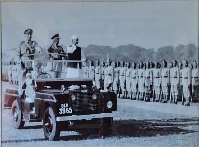 123 sh lal bahadur shastri, hm, taking salute at red fort