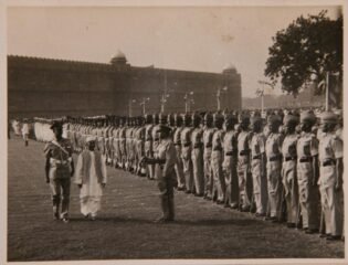 124 shastri inspecting dp parade at red fort