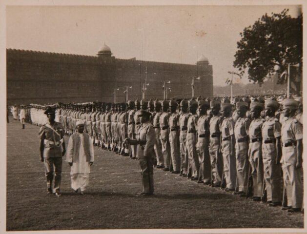 124 shastri inspecting dp parade at red fort